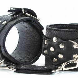 Чёрные наручники  из кожи с пряжкой