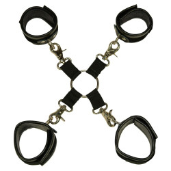 Чёрная бондажная фиксация: крестовина, наручники и оковы